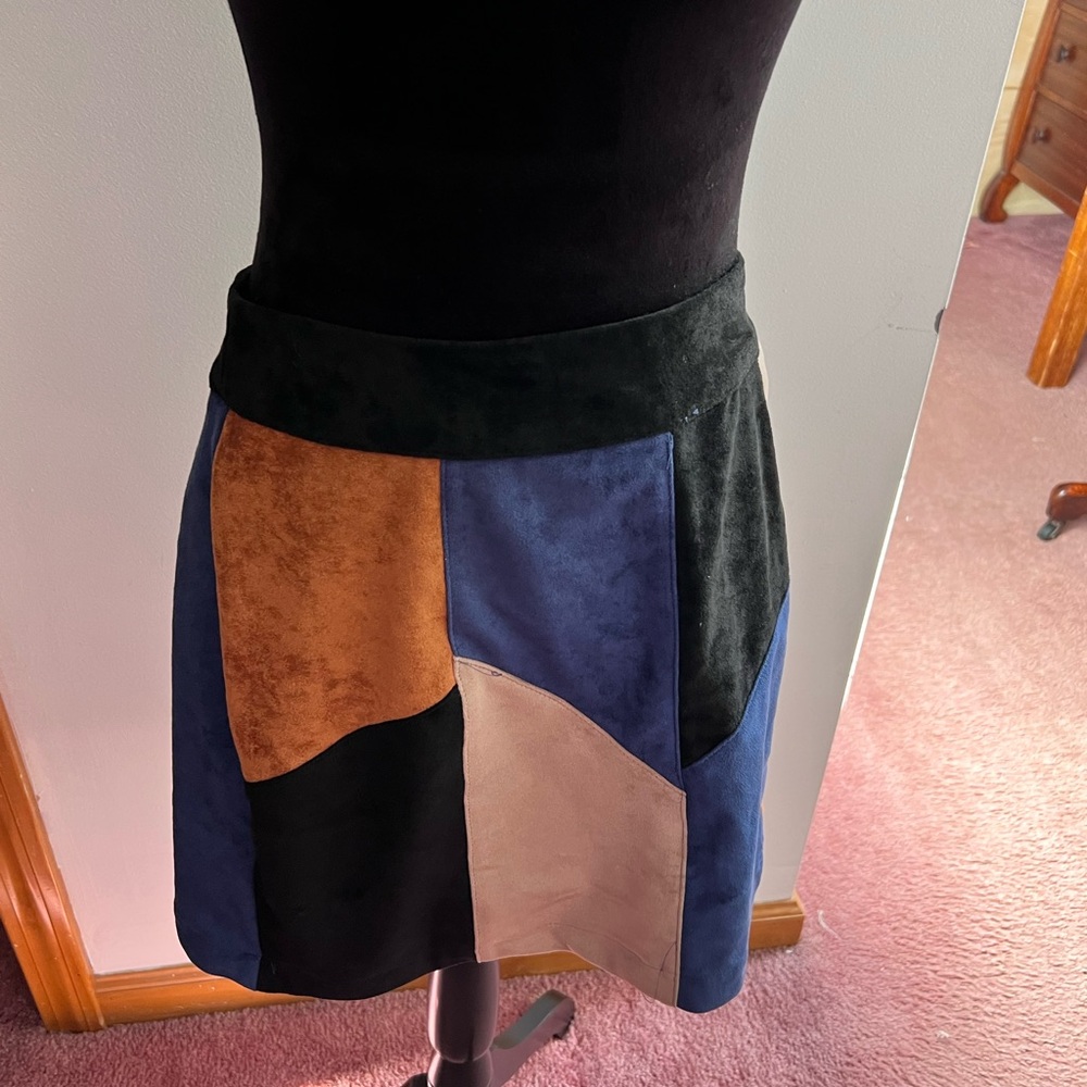 Venus new without tags  patch faux suede skirt. Size M with zipper back - Picture 5 of 10